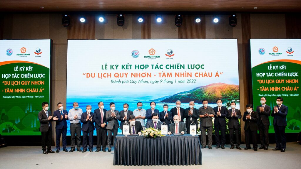 Ông Nguyễn Đình Trung – Chủ tịch Tập đoàn Hưng Thịnh (bên trái) và ông Nguyễn Quốc Kỳ - Chủ tịch HĐQT Vietravel (bên phải) ký kết hợp tác chiến lược toàn diện. Ảnh: Tập đoàn Hưng Thịnh