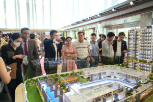 Các khách hàng cùng với khách mời tham dự Lễ ra mắt xem mô hình tại dự án.