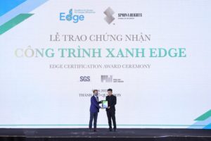 Đại diện Tổ chức tài chính quốc tế IFC trao Chứng chỉ Công trình xanh EDGE cho chủ đầu tư dự án Simona Heights.